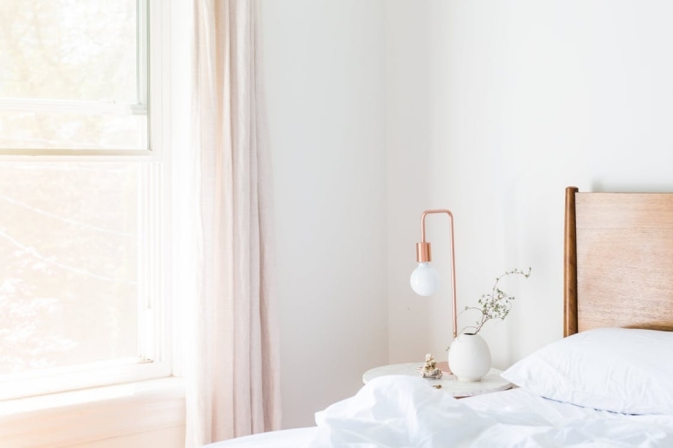 Haus renovieren Schlafzimmer weiss skandinavisch einrichten Kupfer Nachttischlampe