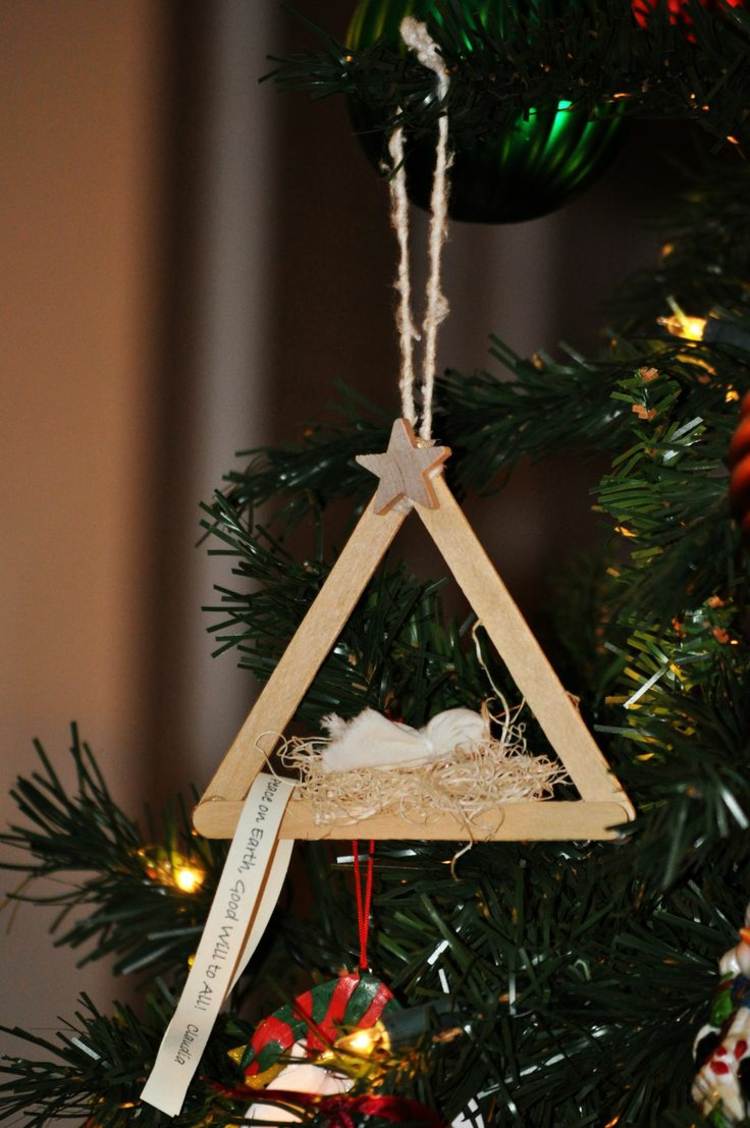 Kindern Krippe basteln anhänger eisstiele weihnachtsbaum schmuck jesus