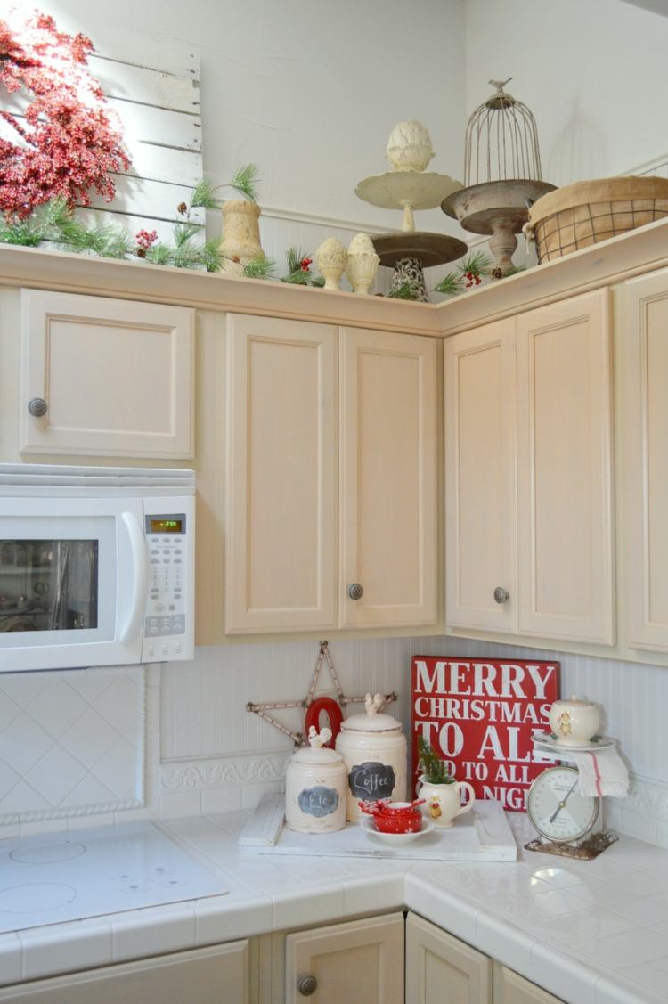 Küche dekorieren weihnachtlich tipps schrank weihnachtsfiguren gestalten stern tassen