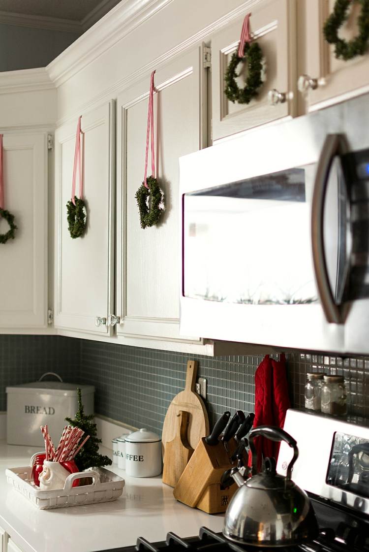 Küche weihnachtlich dekorieren küchenschränke gestalten weihnachten kranz