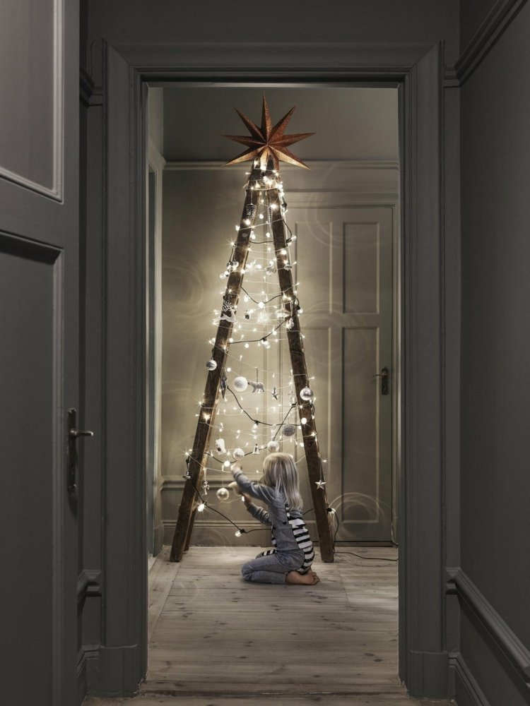 Leiter weihnachtlich dekorieren weihnachtsbaum alternative lichterkette gestaltung einfach