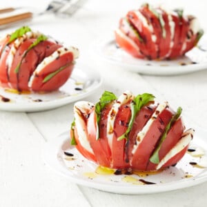 Tomate Mozzarella Salat anrichten Ideen Hasselback