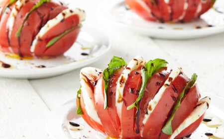 Tomate Mozzarella Salat anrichten Ideen Hasselback