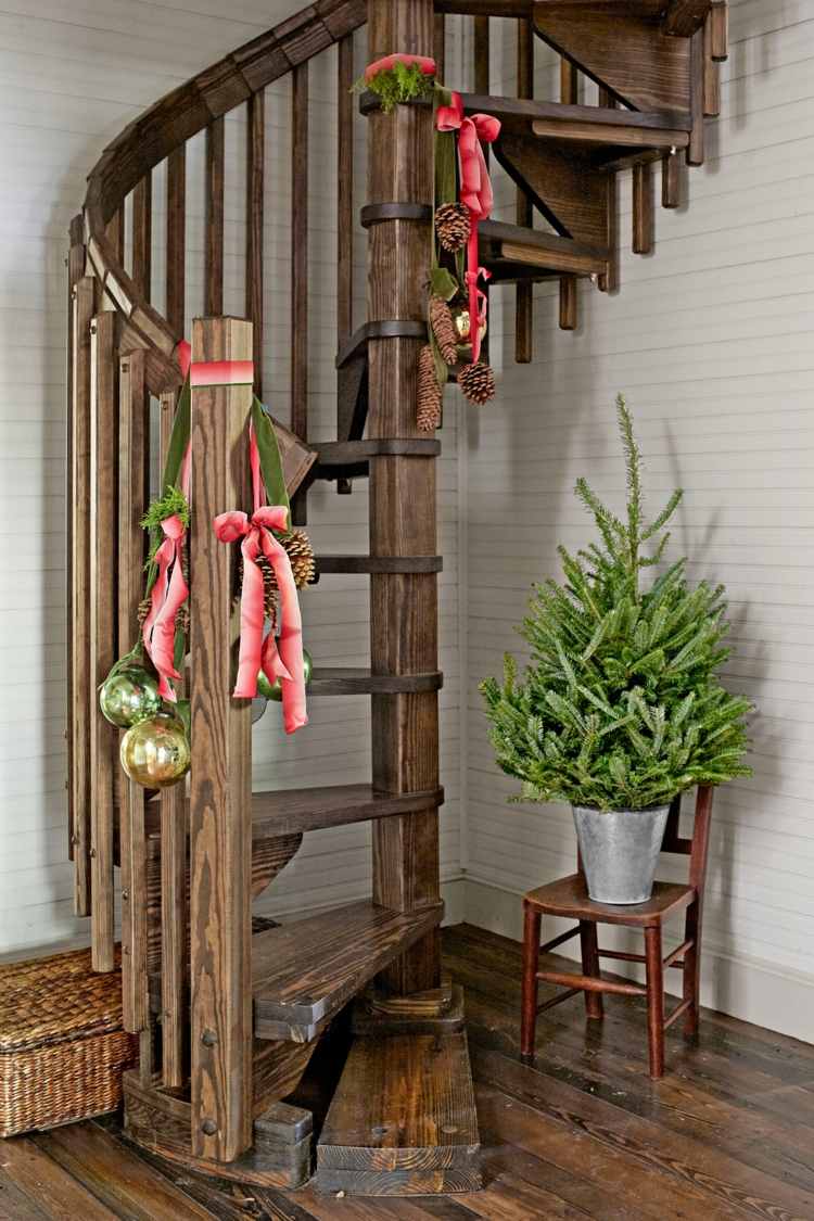 Treppengeländer dekorieren weihnachtlich bänder schleifen dezent wendeltreppe
