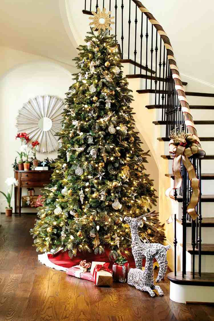 Treppengeländer dekorieren weihnachtlich bänder weihnachtsbaum eingangsbereich