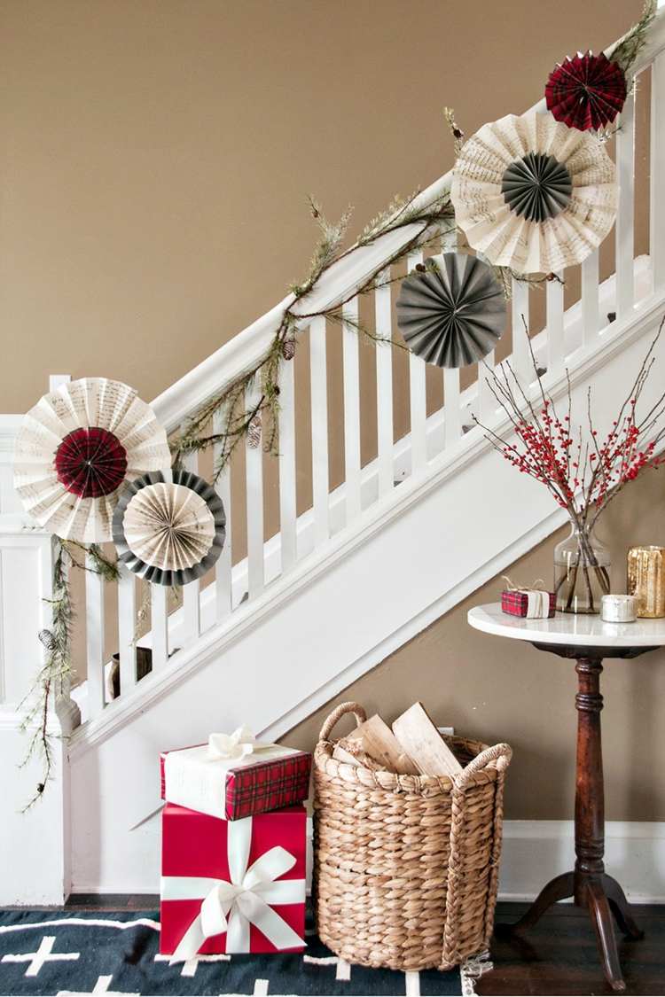 Treppengeländer dekorieren weihnachtlich windrad fächer papier notenpapier vintage