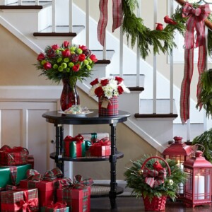 Treppengeländer weihnachtlich dekorieren immergrün zweige rote akzente schleifen
