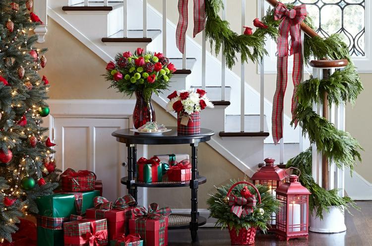 Treppengeländer weihnachtlich dekorieren immergrün zweige rote akzente schleifen