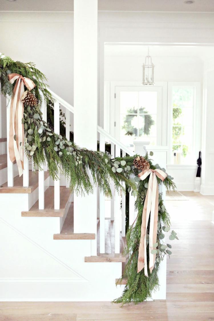 Treppengeländer weihnachtlich dekorieren immergrüne zweige bänder beige modern schlicht