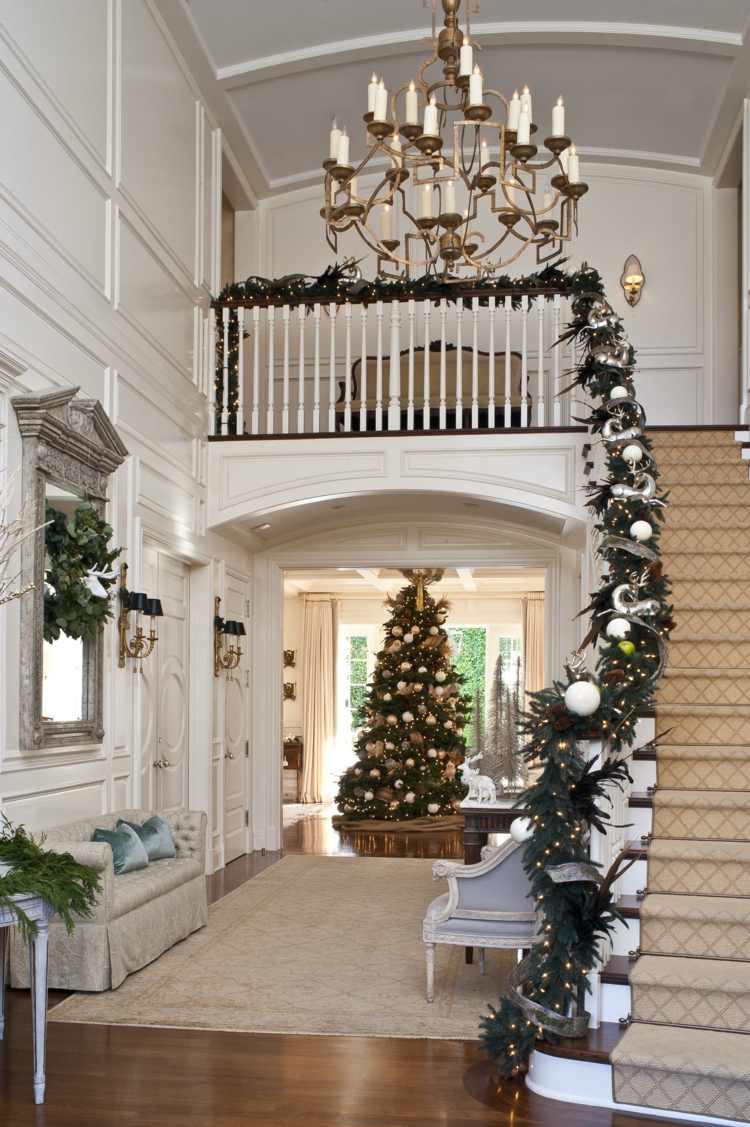 Treppengeländer weihnachtlich dekorieren tannengrün traditionelle weihnachtsdeko