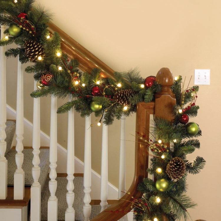 Treppengeländer weihnachtlich dekorieren tannenzweige traditionell kugeln lichterkette tannenzapfen