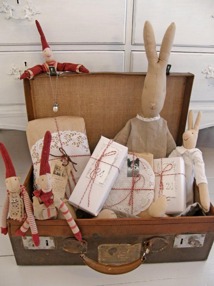 alter koffer deko weihnachten geschenke stoffpuppen vintage
