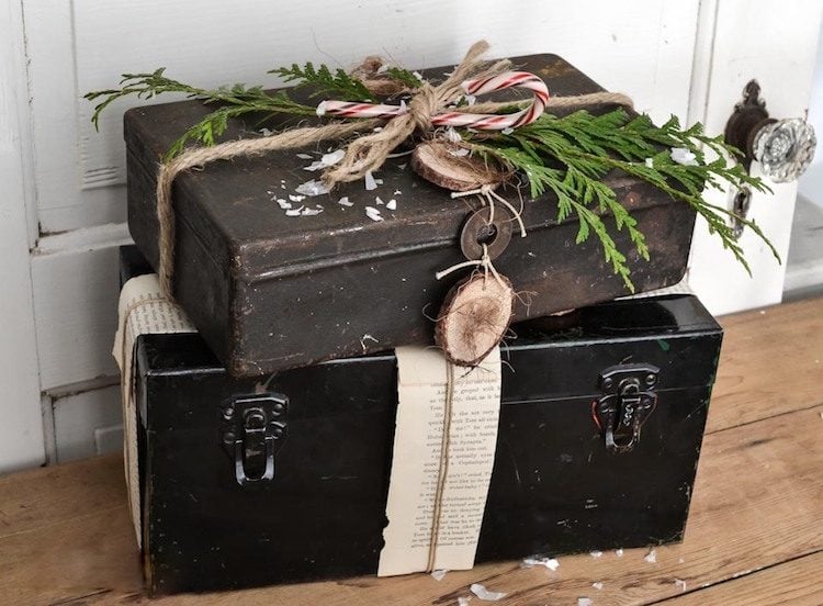 alter koffer deko weihnachten geschenke verstecken