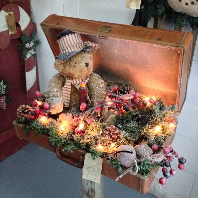 Alter Koffer als Deko zu Weihnachten lichterkette teddybär dekorieren