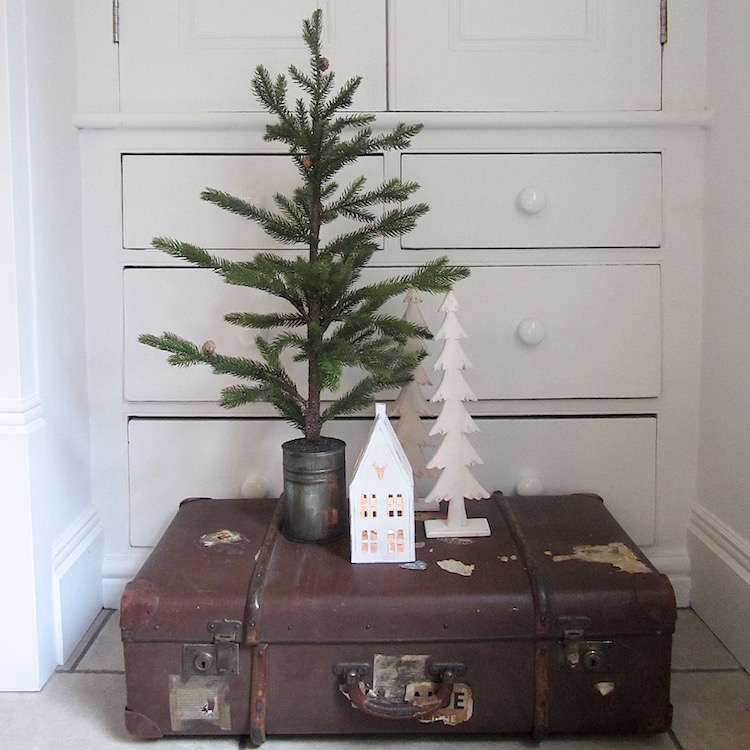 alter koffer deko weihnachten minimalistisch simpel skandinavisch nostalgie