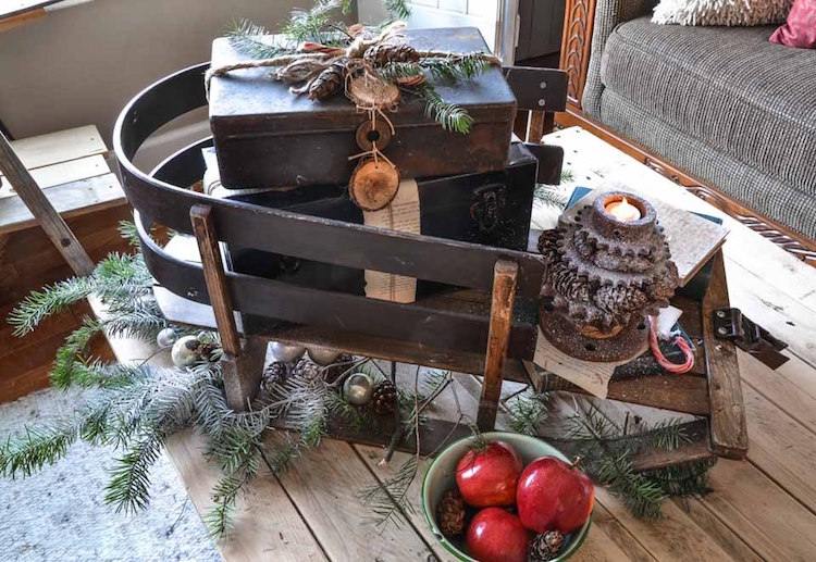 alter koffer deko weihnachten schneelitten vintage tannenzweige