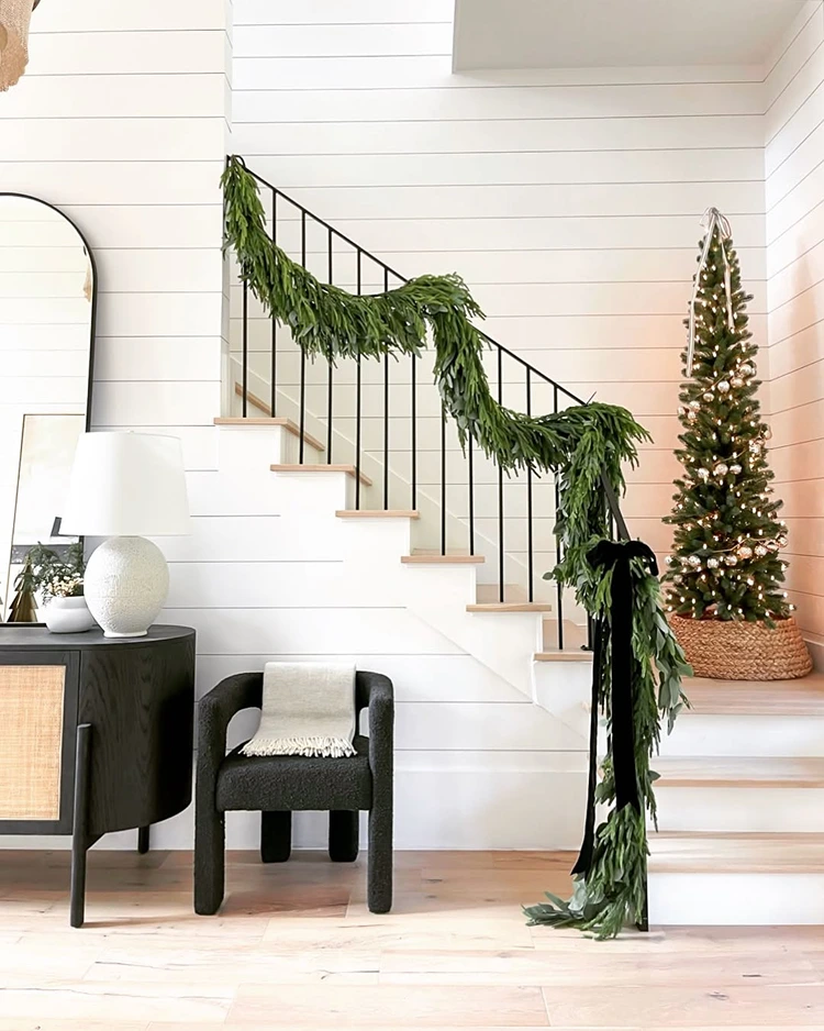 andere immergrüne zweige als deko für die treppe