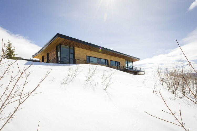 berghaus zedernholz fassade kontrast schnee