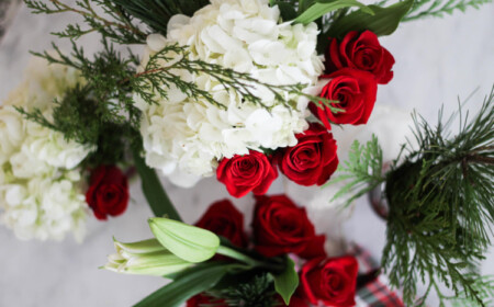 blumen weihnachten dekorieren farbe rot weiss rosen hortensien