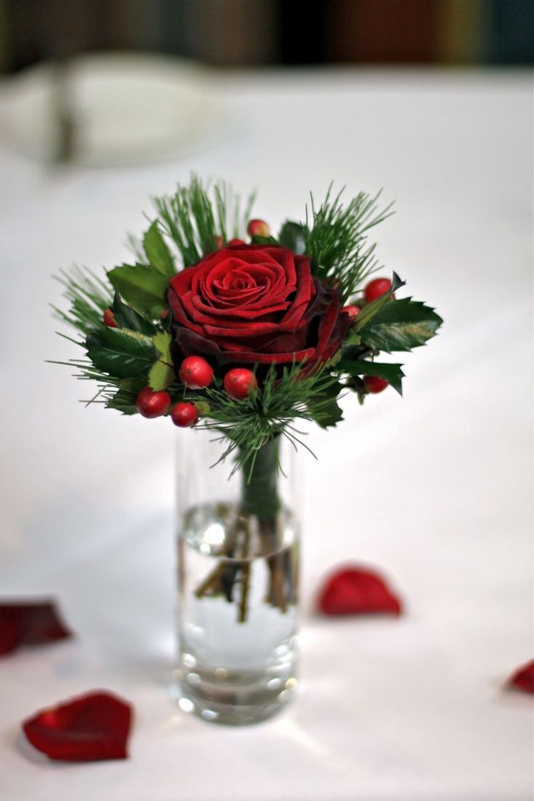 blumen weihnachten dekorieren mini strauss tischdeko rote rose tannenzweige lorbeer