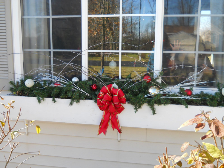 blumenkasten weihnachtlich dekorieren schleife weihnachtskugel simpel