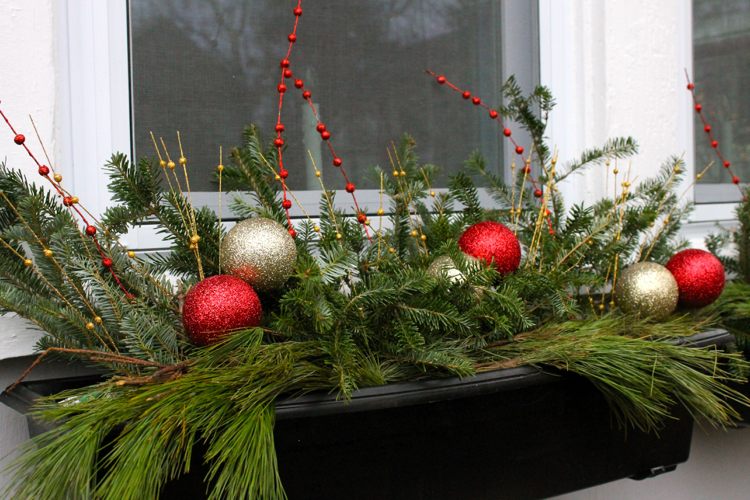 blumenkasten weihnachtlich dekorieren tannenzweige weihachtskugel grlitzer