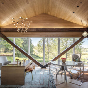 deckenverkleidung holz holzträger holzboden teppich licht raumhohe fenster