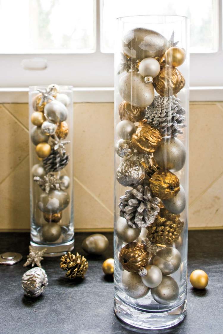 dekorieren weihnachtlich große Glasvase hohe vase gestalten walnüsse gold zapfen silber