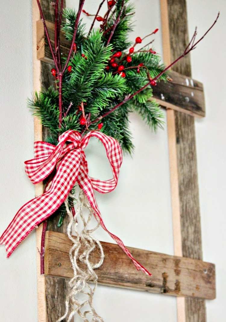 dekorieren weihnachtlich leiter tannengrün gesteck kariertes band rot weiß zweige beeren