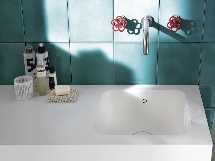 design handwaschbecken badezimmer modern minimalistisch weiss wasserhahn wandmontage