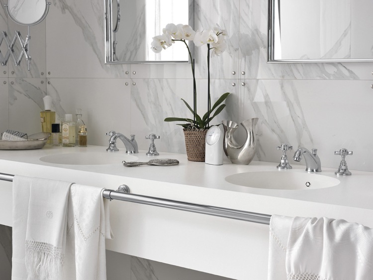 design handwaschbecken badezimmer weiss marmor armatur chrome doppelwaschbecken