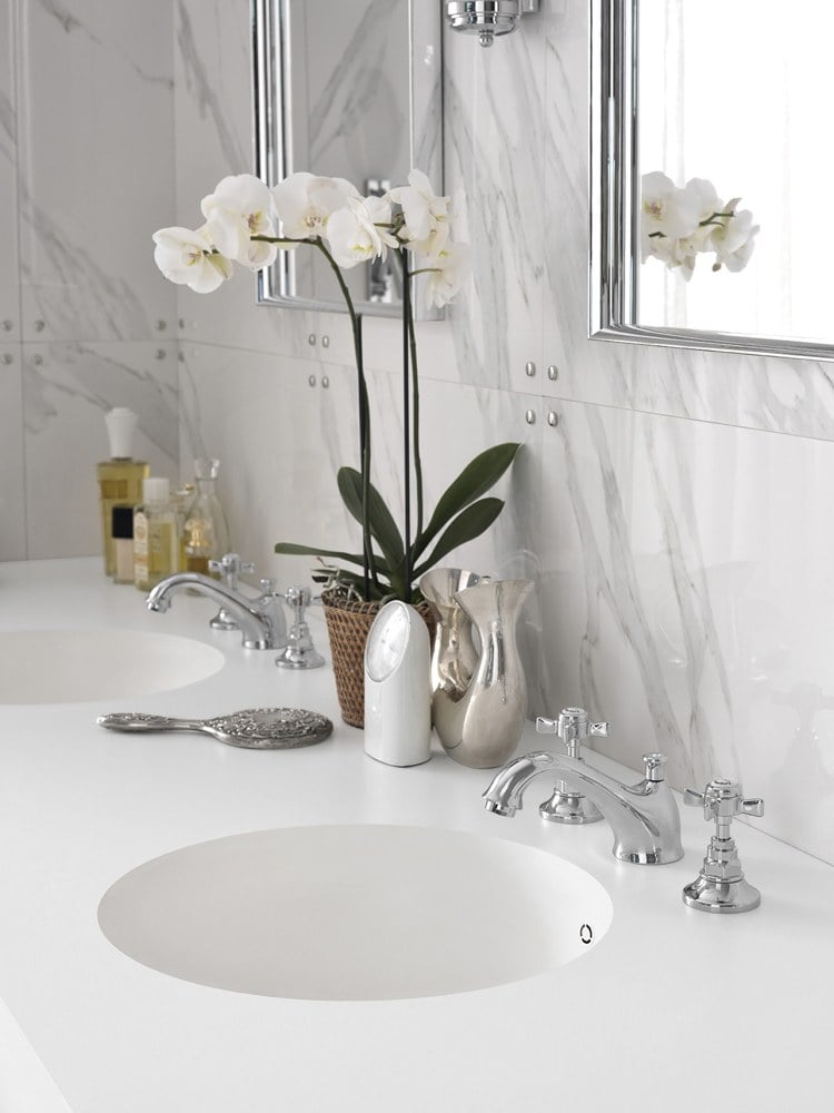 design handwaschbecken badezimmer weiss marmor retro armatur chrome