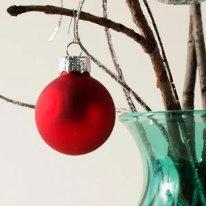 eine große glasvase weihnachtlich dekorieren