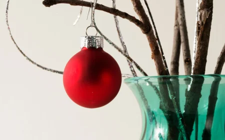 eine große glasvase weihnachtlich dekorieren