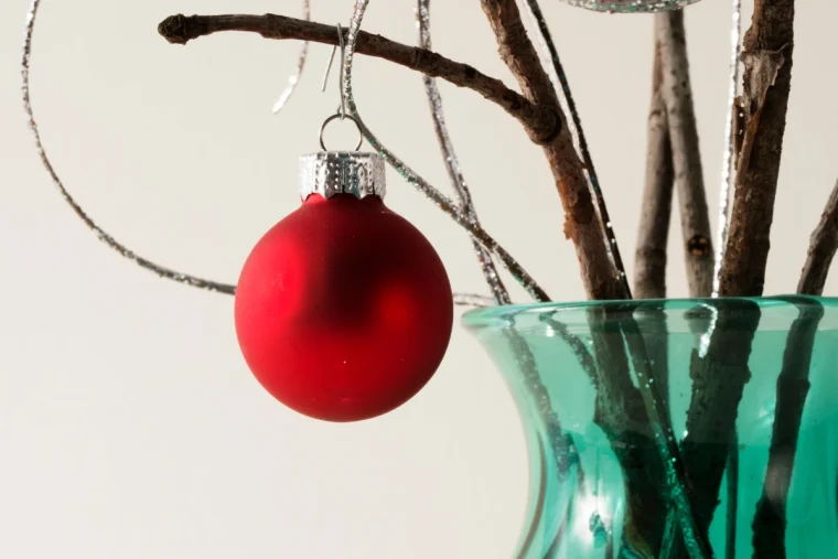 eine große glasvase weihnachtlich dekorieren