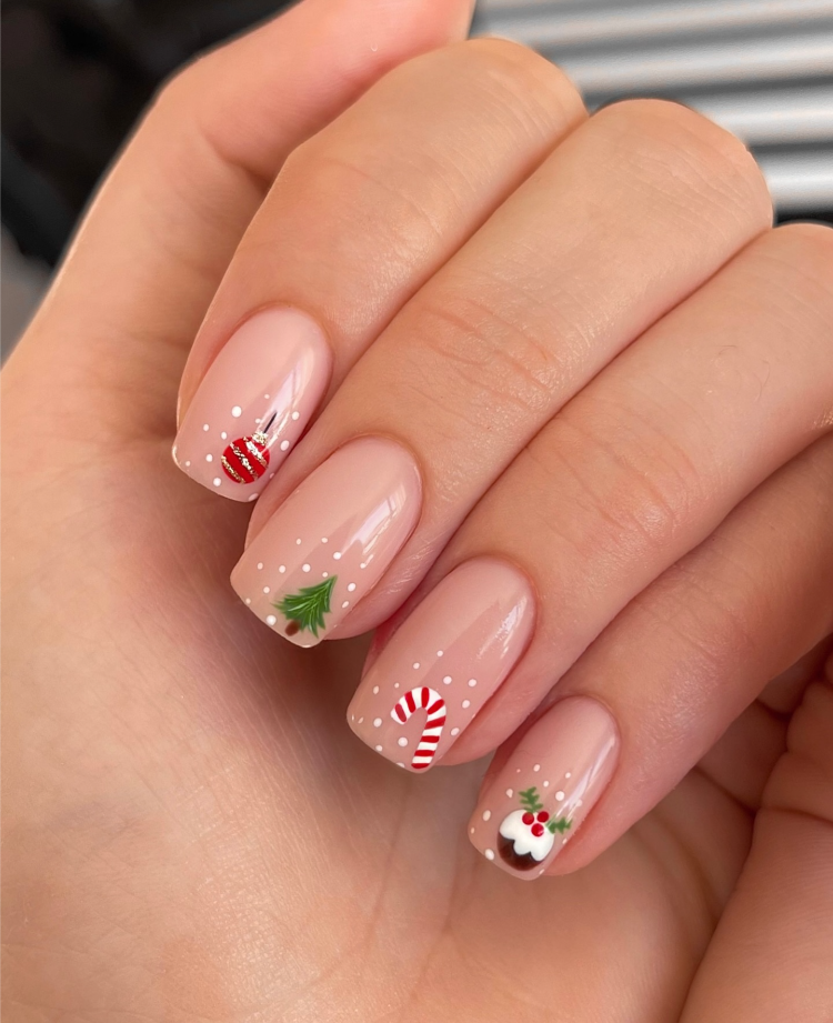 französische nägel für weihnachten mit minimalistischen details