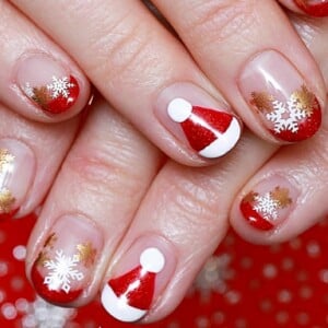 french nails für weihnachten rot weiß weihnachtsmannmütze goldene schneeflocken