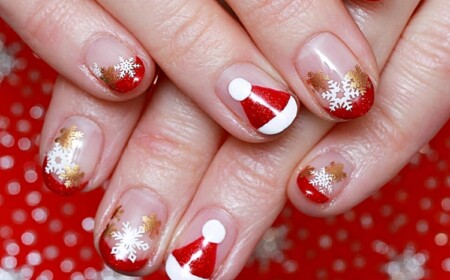 french nails für weihnachten rot weiß weihnachtsmannmütze goldene schneeflocken