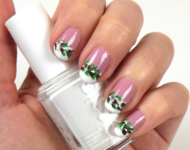 french nails für weihnachten weiße nagelspitze girlande tannengrün idee