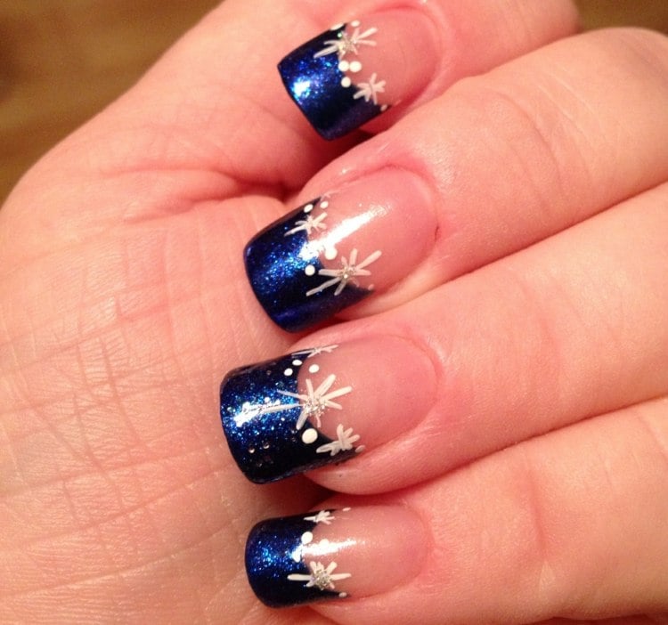 french nails weihnachten wintermotive schnee metallic blau inspiration