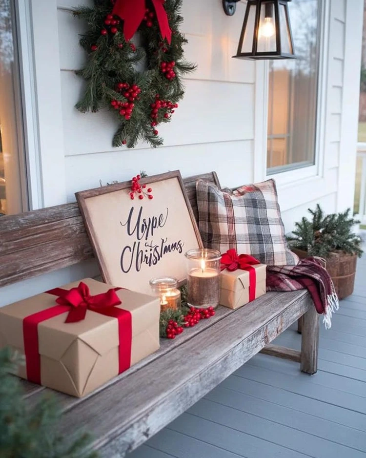 gartenbank mit weihnachtsdeko textielien kerzen