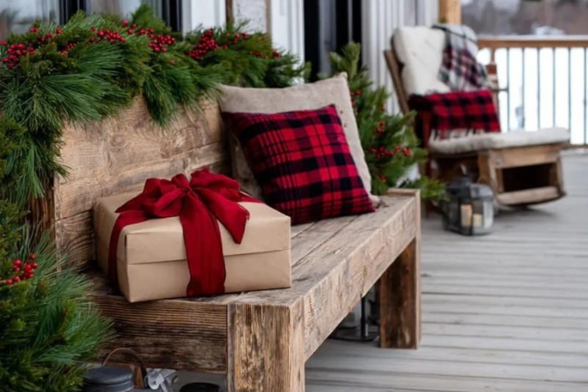 gartenbank weihnachtlich dekorieren charmante weihnachtsdeko im außenbereich