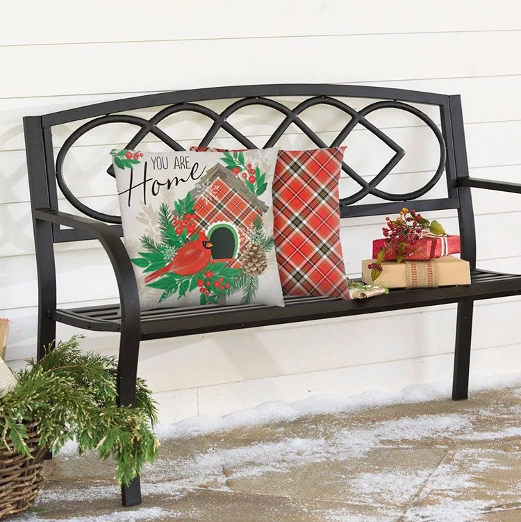 gartenbank weihnachtlich dekoriert mit deko kissen und kleinen geschenken