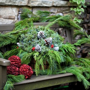 gartenbank weihnachtlich schmücken tannengrün korb tannenzapfen