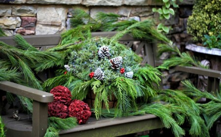 gartenbank weihnachtlich schmücken tannengrün korb tannenzapfen