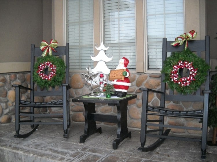 gartenmöbel stühle weihnachtskränze tisch deko