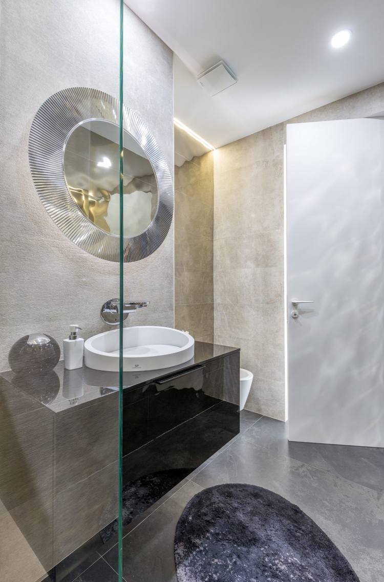 graue einrichtung badezimmer hell luxus glaswand indirekte beleuchtung