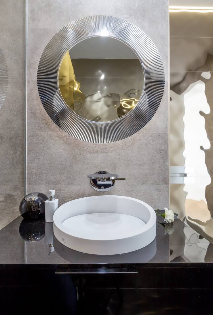 graue einrichtung badezimmer waschbecken modern hochglanz spiegel rund