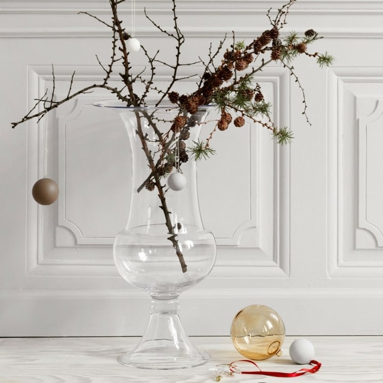 große Glasvase weihnachtlich dekorieren zweige zapfen tannengrün schlicht