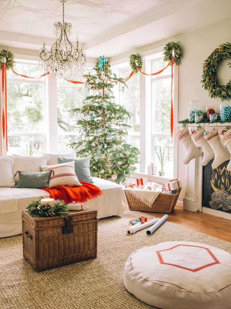 große fenster wohnzimmer weihnachtlich dekorieren schleife kränze
